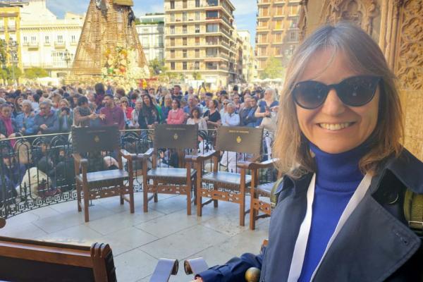 A portait picture of Lidia Garcia in the main square of Valencia